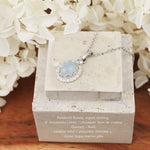 Charger l&#39;image dans la galerie, Bijoux Souvenirs Particella, pendentif Renée, argent sterling, 18 zircons 1,5mm, 1 cubique zirconium de couleur Diamant - Avril, cendres effet &quot;poussière d&#39;étoiles, résine Aigue-marine.
